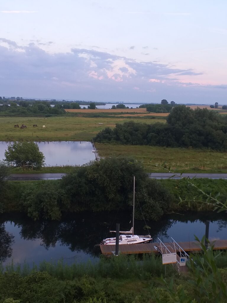 Jacht na przystani nad Wisłą