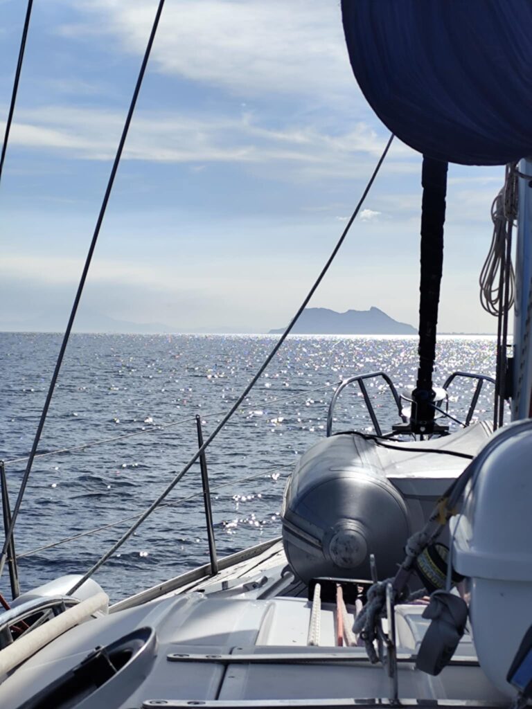 Skała gibraltarska widziana z jachtu